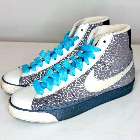 NIKE Women’s Blazer High Top Grey and Metallic 2008 - Picture 3 of 13
